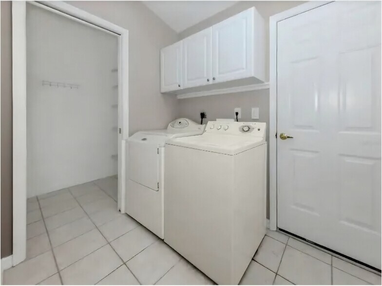 Building Photo - 4153 Fairway Dr