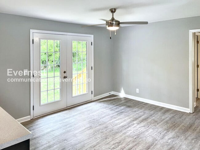 Building Photo - 3 Bed, 2 Bath Home with Off-Street Parking...