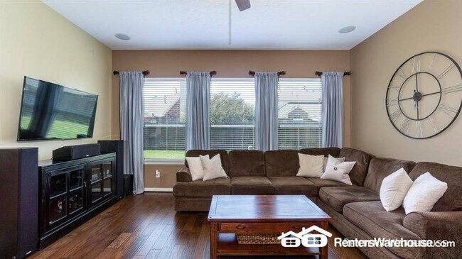 Building Photo - Stunning 3 bedroom, 2 bath in ideal location!