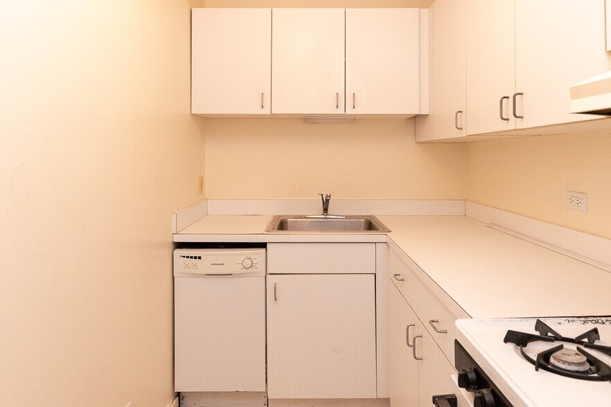 Building Photo - 622 W Wellington Ave