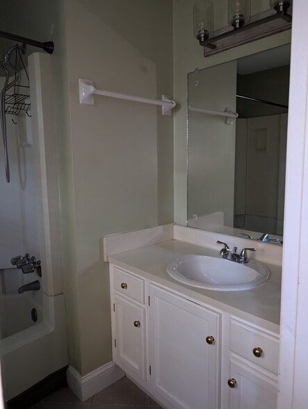 Ensuite bathroom, vanity view - 2456 Burgundy Dr