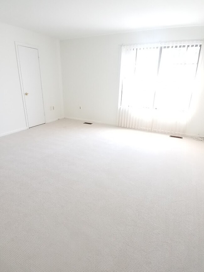 Building Photo - 7670 Southern Oak Dr