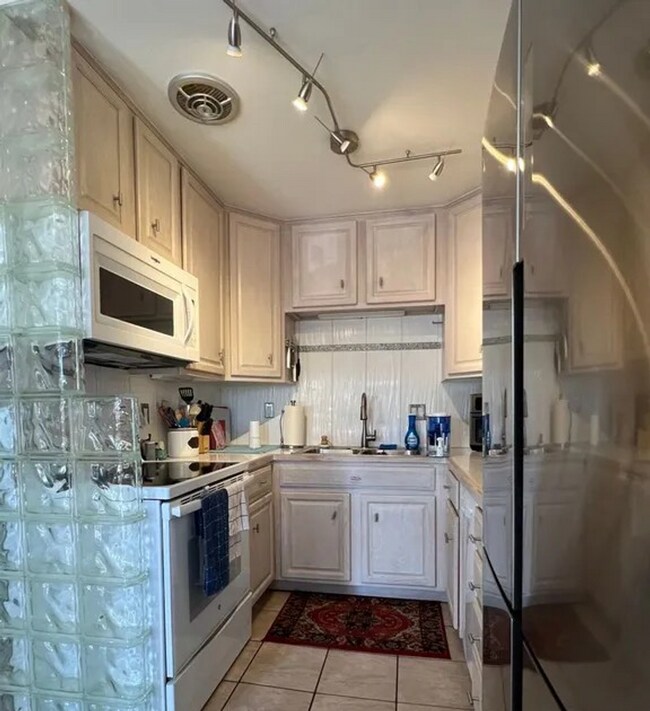 Building Photo - 3690 Broadway St