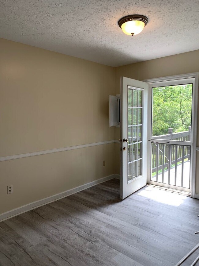 Building Photo - 4 Bedroom 2 Bath House