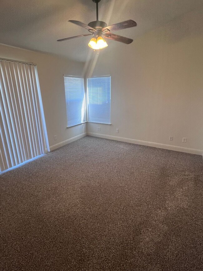 Building Photo - ADORABLE 3 BEDROOM HOUSE WITH POOL!