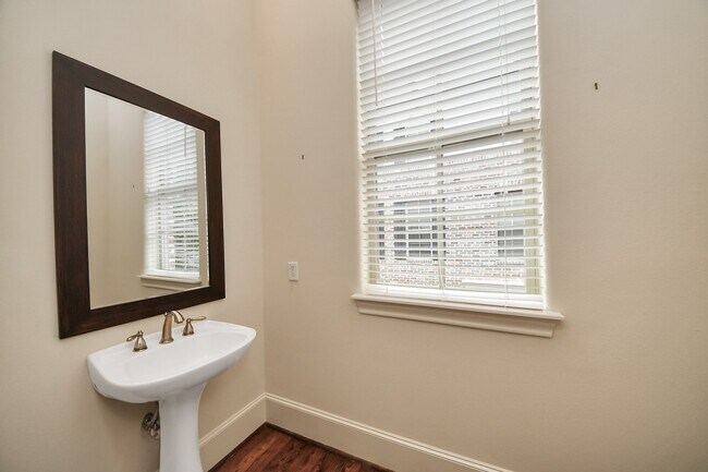 Building Photo - 2061 Fannin Station N