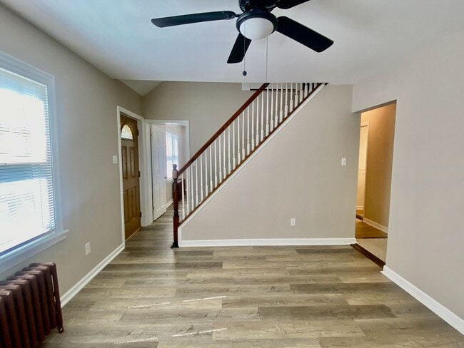 Building Photo - SPACIOUS 4 BED/2 BATH HOUSE-Luxury Vinyl F...