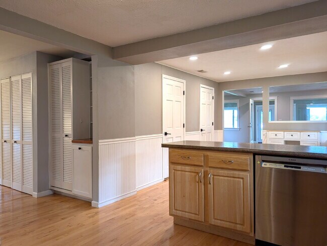 Building Photo - Beautiful 5 Bedroom 2 Bathroom Neenah Lake Home
