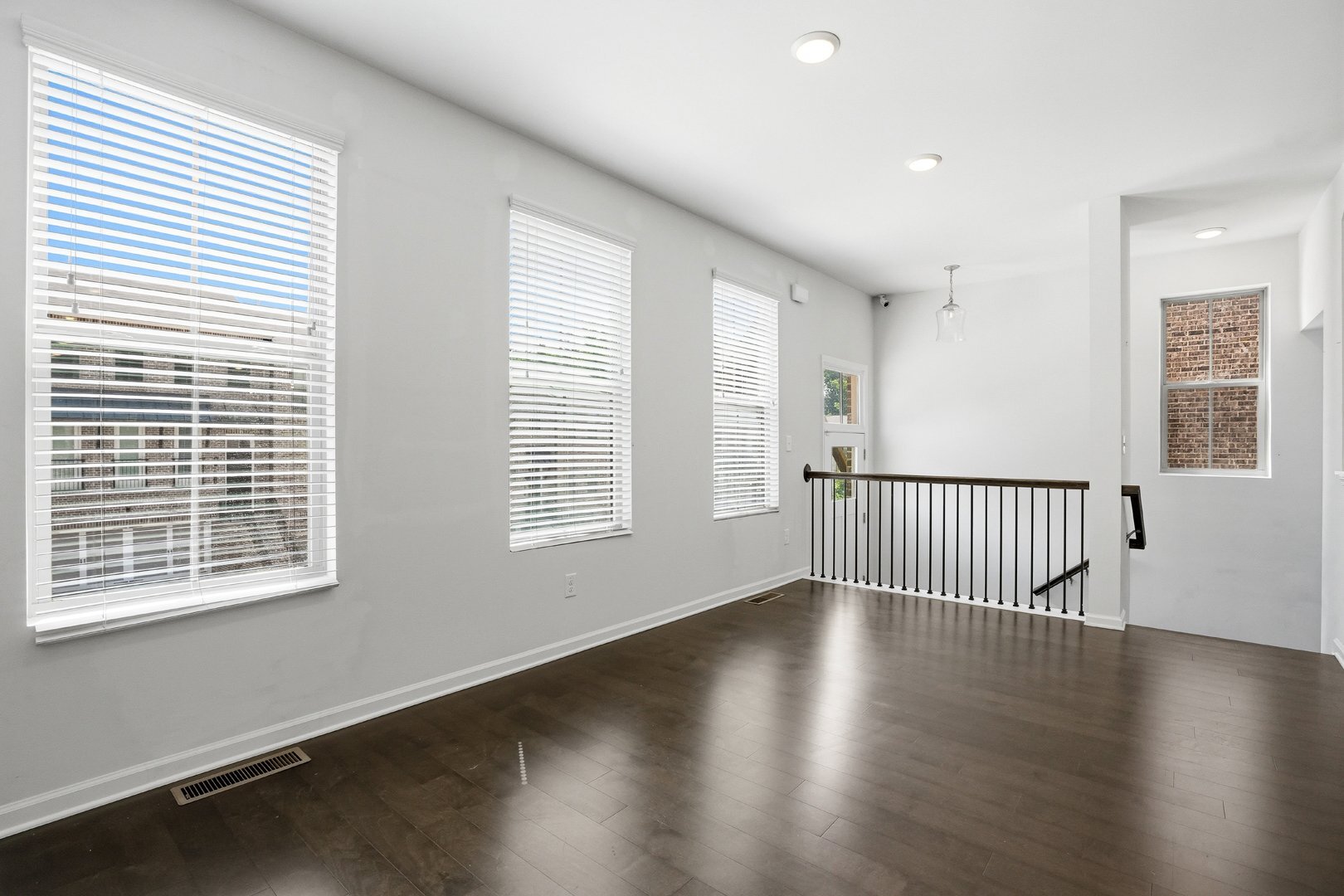 Building Photo - 2376 Tarben Dr