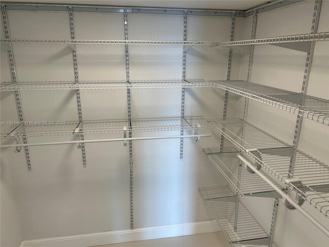 Building Photo - 100 Bayview Dr