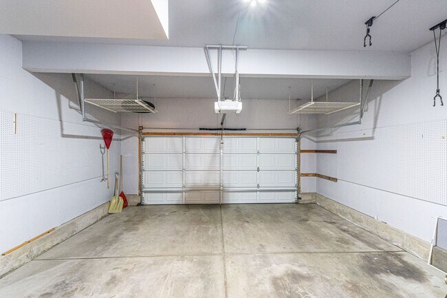 Building Photo - Gorgeous 3-Bed, 2.5-Bath Home With Great A...