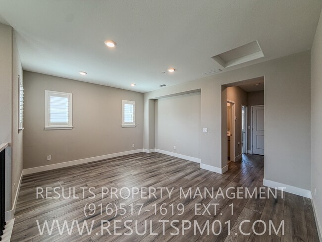 Building Photo - 587 River St