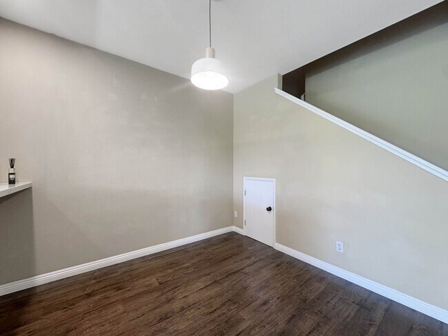 Building Photo - Your Next Home Awaits! Modern 4BR, 3BA Bea...