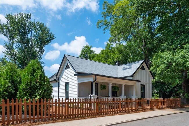 Building Photo - 1129 Sanders Ave SE