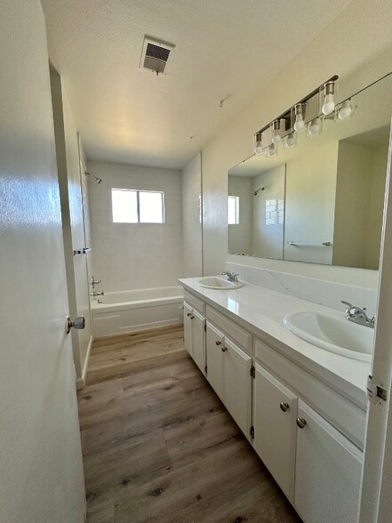 Building Photo - 1038 S Kent Ct