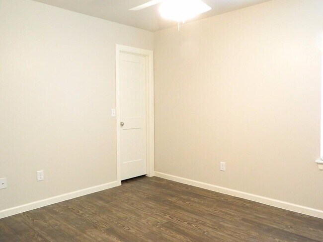 Building Photo - 2 Bedroom 2 Bath Duplex Near Tinker AFB