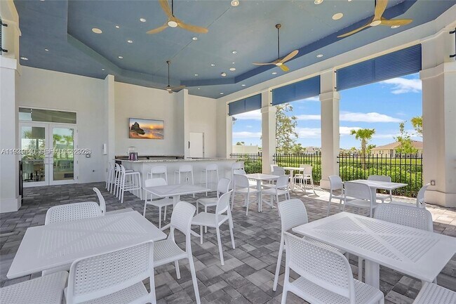 Building Photo - 400 SE Mulberry Wy