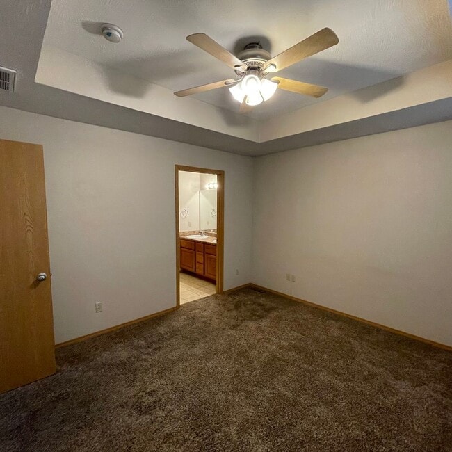 Building Photo - Beautiful 4 bedroom 3 full bathroom Townhome available Now!