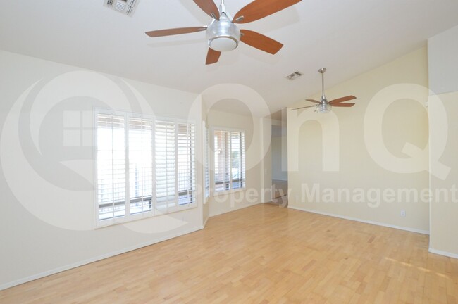 Building Photo - 727 S Peppertree Dr