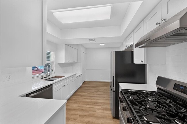 Building Photo - 503 Lakeway Dr