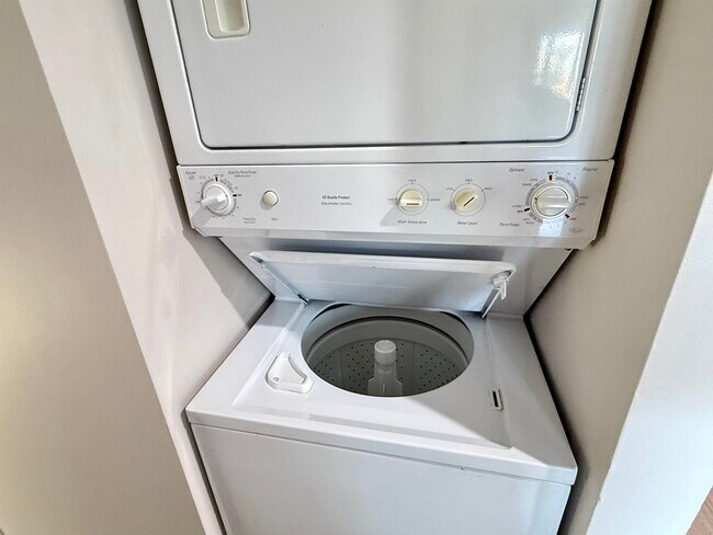 Building Photo - 1025 Plantation Dr W