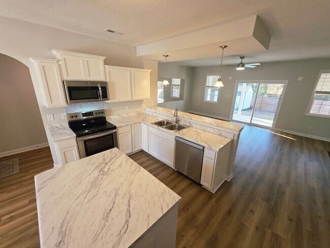 Building Photo - 4 Bedroom #3 Bath Towne Pointe