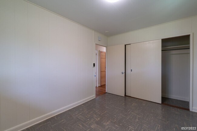 Building Photo - IMMACULATE AND CLEAN 3BR/1.5BA WITH 2 BONU...