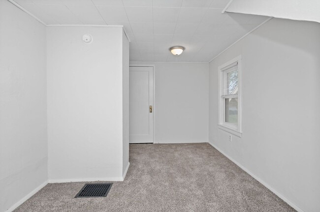 Building Photo - CHEVIOT- Charming 3 bedroom 1.5 bath
