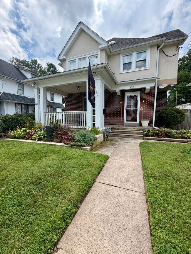 Building Photo - Stunning 4-Bed/2-Bath Home in the heart of Lansdowne! Available First Week of September!