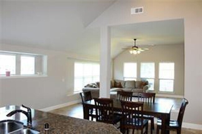 Building Photo - Great Location, available NOW!