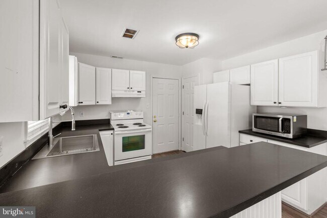 Building Photo - 11806 Camelot Way