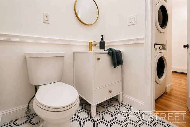 Building Photo - Charming 2 Bed 1.5 Bath Upper Duplex in Bushwick with Garden