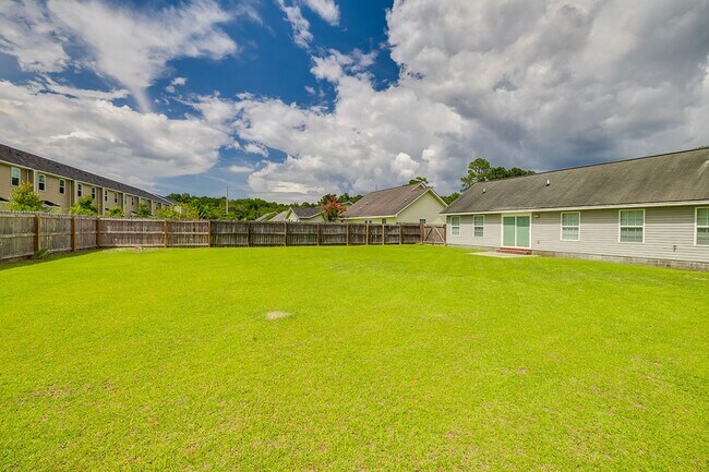 Building Photo - 114 Mustang Dr