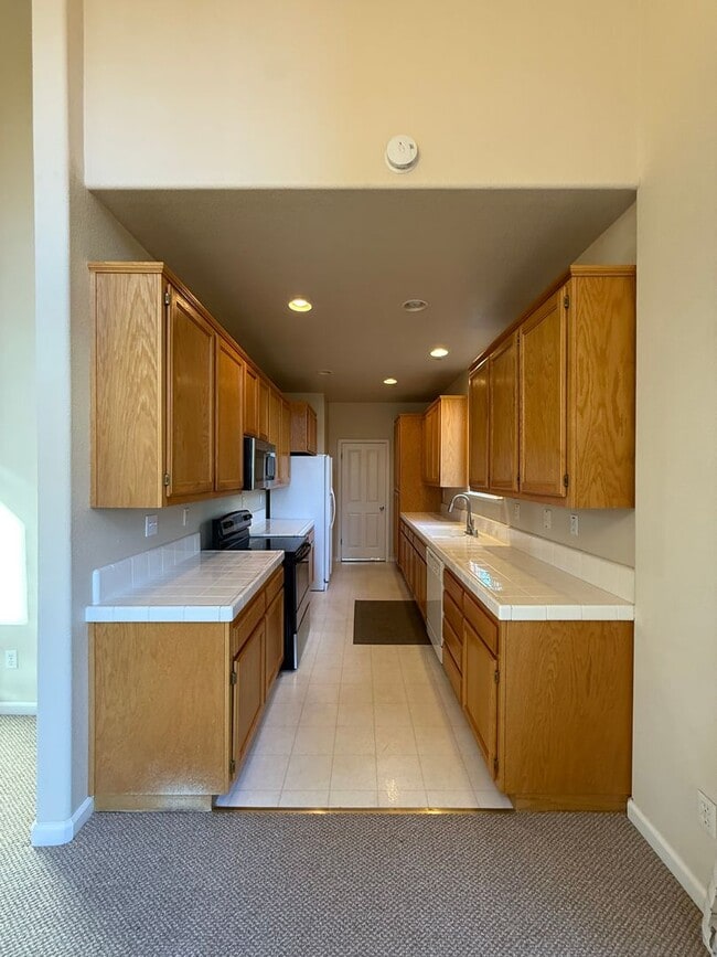 Building Photo - Lovely 3 Bedroom Home near Sutter Hospital in Wikkiup!