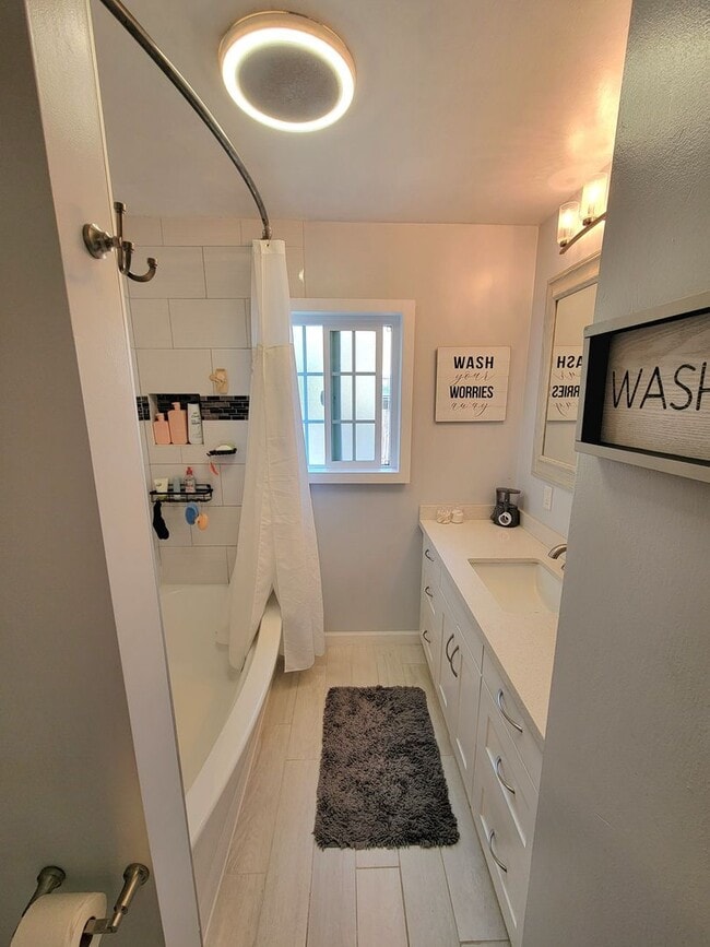 Building Photo - Great Single Family Home in West Long Beach