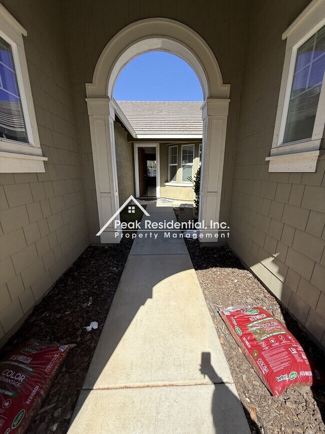 Building Photo - Charming 4 bedroom 2 bathroom home in Elk Grove!