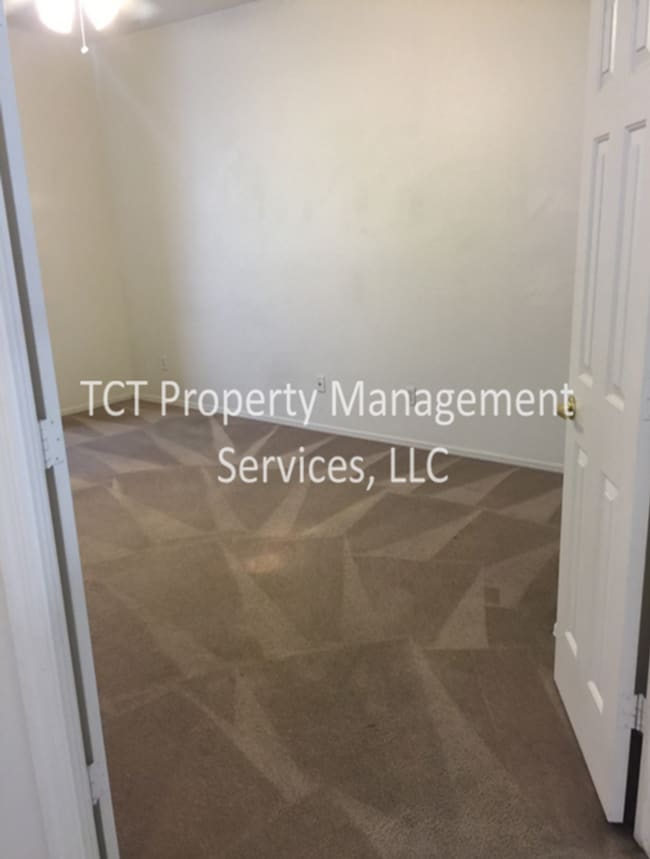 Building Photo - Large 4 Bed/2.5 Bath with 3 car garage in Glendale!