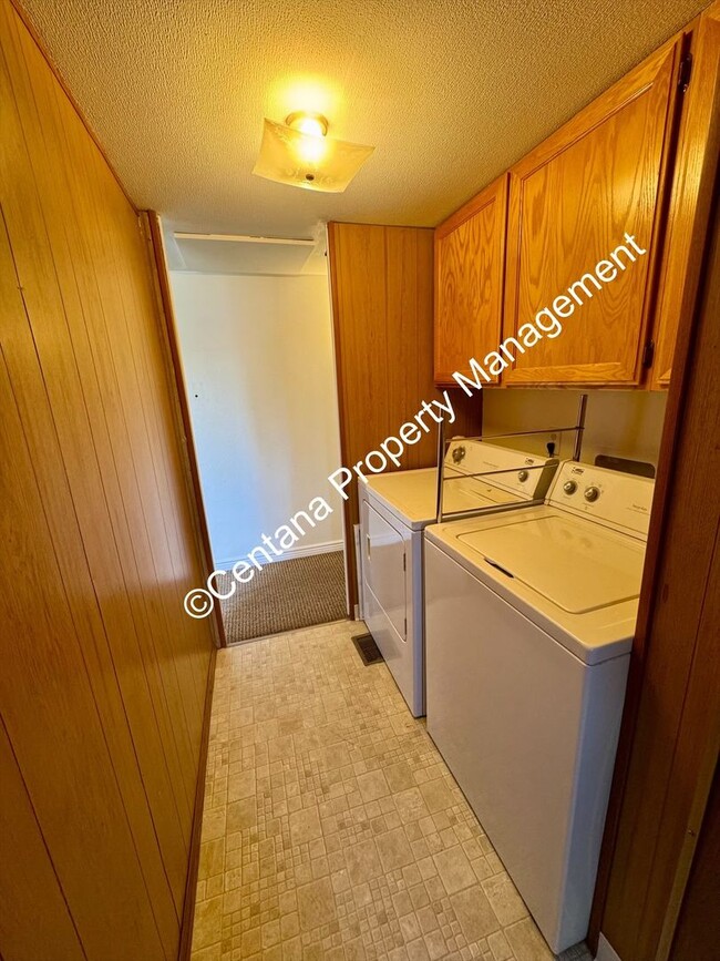 Building Photo - 3 bedroom 2 bathroom mobile home off of Co...