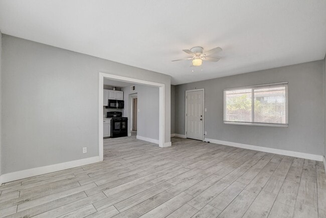 Building Photo - Duplex located in a Central Area of Las Vegas