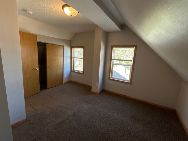 Building Photo - Spacious 3 bedroom 1 Bathroom House Available May 1st!