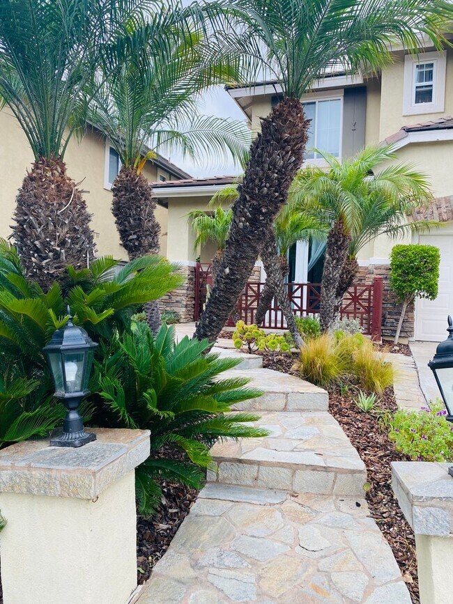 Building Photo - Spacious Encinitas home with open layout, upgraded kitchen, and private backyard