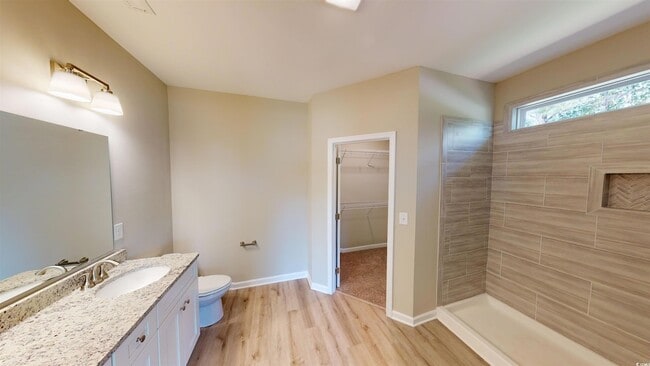 Building Photo - 14 Racquet Club Dr