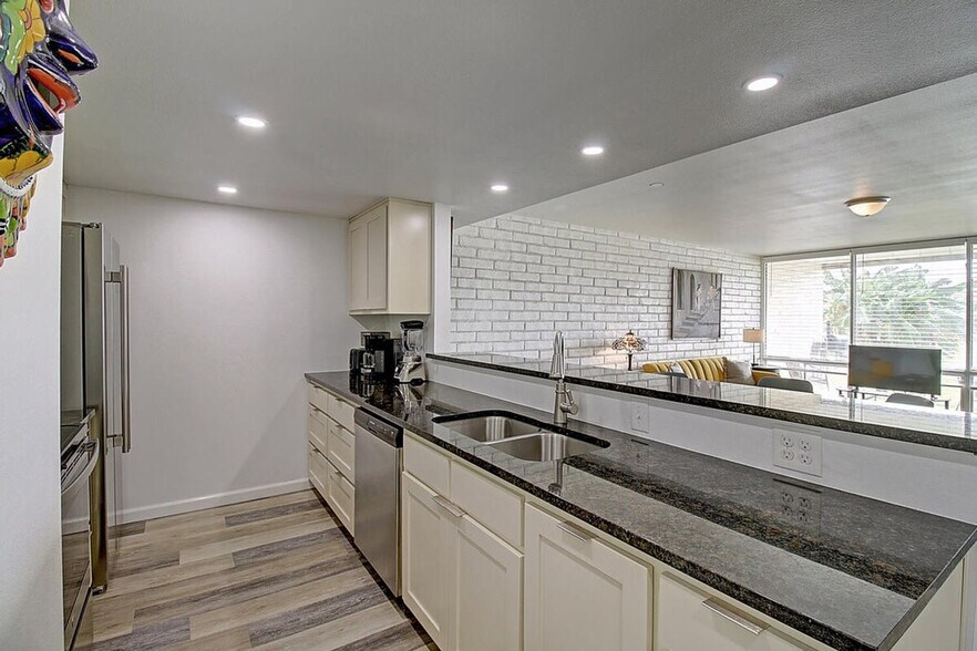 Building Photo - 1421 Eleventh Street-SI FL1-ID1023193P