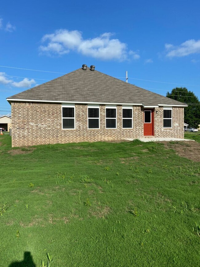 Building Photo - *NOW PRELEASING!*  Four Bedroom | Two Bath Home in Walcott Springs