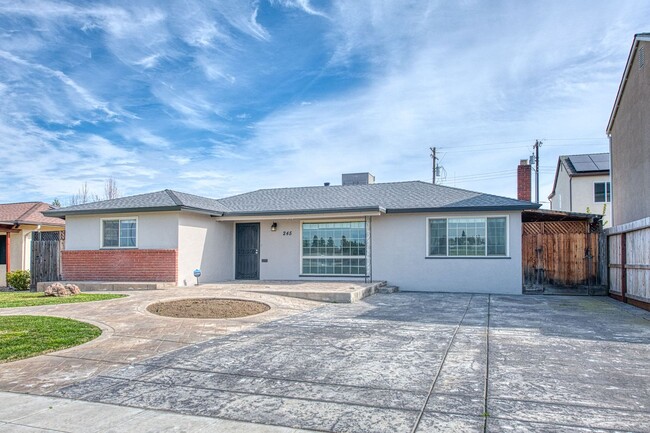 Building Photo - Adorable 3 BR 1 BA Home In A Well Desired Clovis Neighborhood - **SPECIAL-HALF OFF SECOND MONTH R...