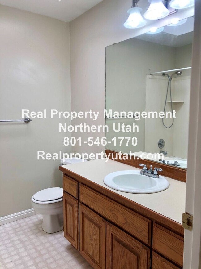 Building Photo - 4 Bedroom 2.5 Bathroom House In Layton Available!