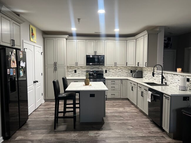 Building Photo - 400 Symphony Cir