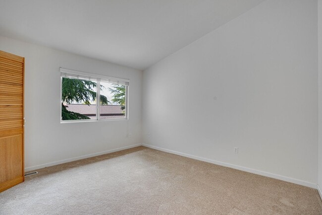 Building Photo - 4 Bedroom 2.5 Baths+ Bonus Home Office/ Woodinville $3850 per Month