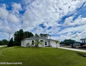 Building Photo - 499 Oakleaf St SW