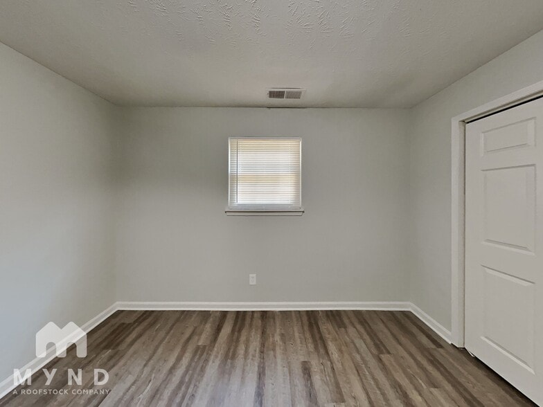 Building Photo - 240 N Hurst Mill Rd